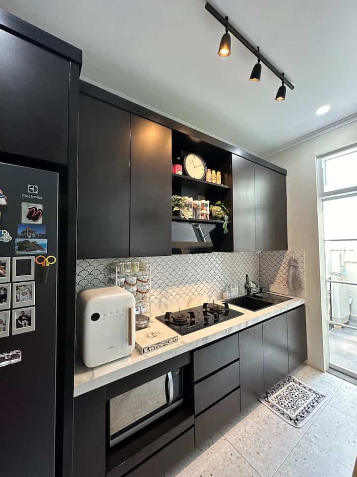 • Small & Compact Kitchen-Dining Room •

Hello O!House friends, untuk ruang makan dan dapur, aku pilih finishing meja berupa granit tile berwarna dominan putih glossy. Selain karena low maintenance, penggunaan warna putih memudahkan noda/ kotoran terlihat, sehingga bisa segera dibersihkan.

Pencahayaan natural berasal dari area laundry room yang terletak di samping dapur. Untuk pencahayaan buatan aku menggunakan task lighting (lampu plafon biasa), lampu sorot di atas dapur, lampu strip bawah kabinet dapur, lampu bawaan cooker hood (di atas kompor) dan lampu gantung di atas meja makan. Terdapat juga lampu baterai di atas kitchen sink yang bisa dinyalakan saat listrik padam.

#kitchenroomdecor #diningroomdecor
#Kitchenideas #diningroomideas
#kitcheninspiration #diningroominspiration