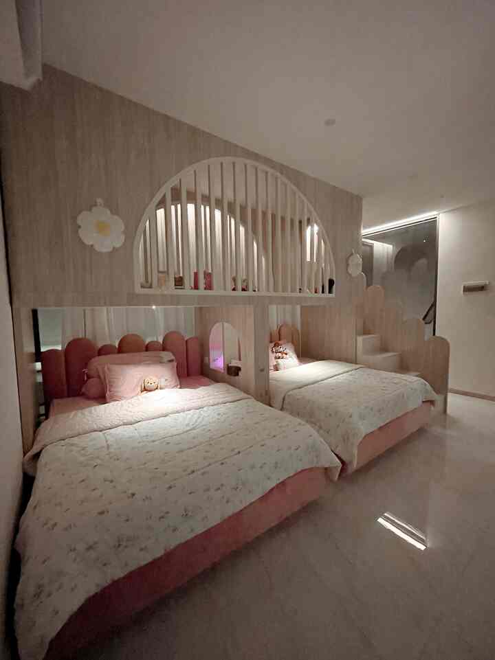 ✨Bunkbed for sisters✨ 
Ini area tempat tidur kedua anak perempuan ku. Aku pengen tipe seperti ini karena biar lebih maximize space juga. Tadi nya pengen ada slides cuma karena lebih prefer pakai ranjang 160x200 jadi pakai tangga saja. Di atasnya ini adalah menjadi tempat mainan mereka. Aku menggunakan bahan hpl taco dan sentuhan Velvet di Bedframe nya. Ditenah pemisah aku letakan Diffuser agar lebih nyaman. Dan Ini suasana malam ketika mereka siap2 mau tidur. Kamar nya belum jadi 100%, jadi ikuti yaa kelanjutan aku design kamar anak2 ku 😊☺️


#bedroomstyling #kidsbedroom #bedroomdecor #Bedroommakeover #kamaranak #designbunkbed 