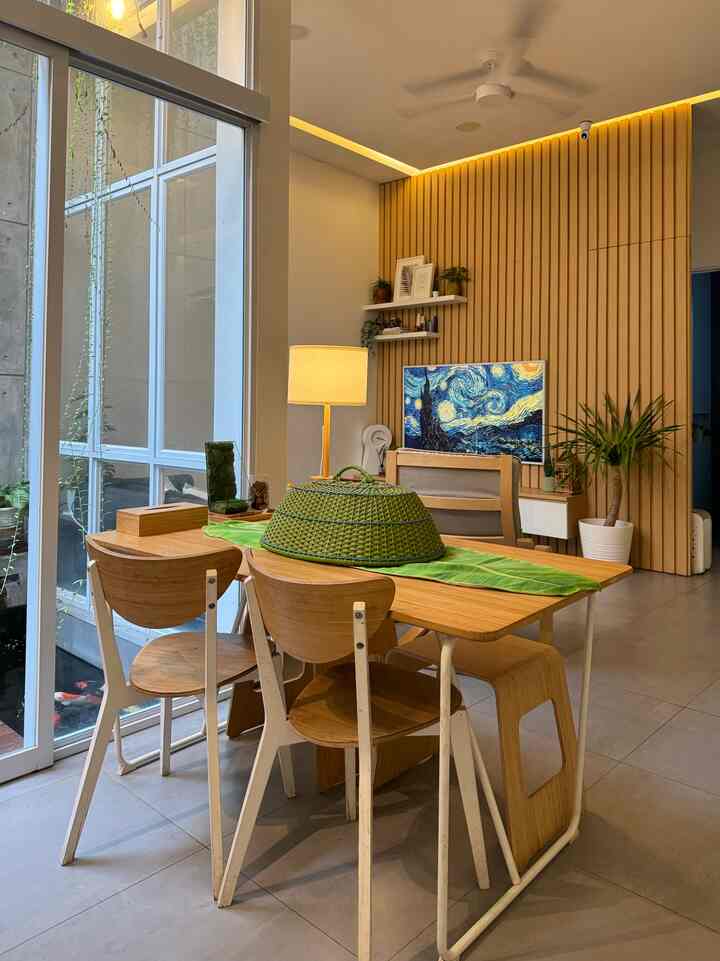 MEJA MAKAN YANG BANYAK PEMANDANGANNYA.

karena meja makan ini berada di tengah-tengah ruangan open plan, maka kalo kita makan bisa bebas memandang kemana aja. bisa lihat TV, bisa lihat pemandangan taman dan kolam, bisa juga liatin orang masak di dapur macam jadi juri acara masak di TV.

yang jelas meja ini kepake banget sih buat makan dan menaruh makanan. sering juga dipakai untuk kerja. kalau ada tamu juga suka duduk disini karena posisinya memang stategis. 

kalo kamu makan disini, enaknya menghadap mana dan liatin apa?

#DiningRoomDecor #DiningRoomIdeas #DiningRoomInspiration #RumahSemak #DiningRoom 