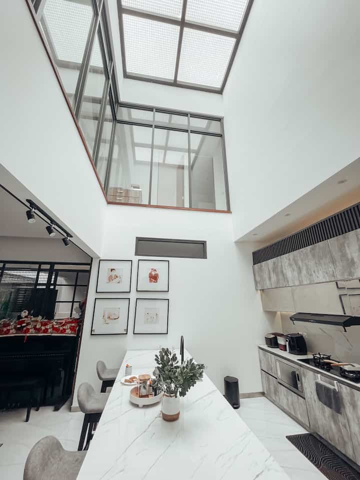 ✨Main Kitchen✨

Kalau di tanya ini Dapur bersih ya? 🤔Jawabannya, setiap hari aku masak disini .. Cuma selalu dibuat rapi dan teroganized aja 😜. Kursi di Island aku selalu pakai untuk anak2 sarapan atau quick snack gitu.. 

Nah bisa tambahin Frame foto dan vas bunga agat lebih warm dan inviting area kitchen ini. 

Untuk biar rapi, buat cabinet untuk simpan Bumbu2 dan Tupperware2. Karena pasti 2 hal ini yang selalu buat Dapur berantakan 😚. 


#kitchenroomdecor #kitchenideas #kitcheninspiration #mejadapur #rumahkonsepvilla #tropicalmodern #japandi