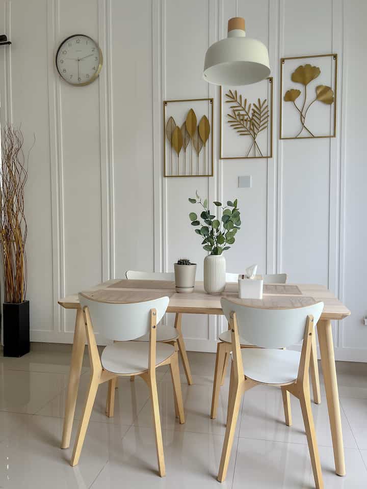White Dining Room at d_houseds

Halo tetangga Ohouse…
Ruang makan dirumah kami di dominasi warna putih dan kayu. Kami mendekorasi dinding ruang makan dengan wall moulding beraksen memanjang keatas agar ruangan terkesan tinggi dan menggunakan cat putih agar ruangan terkesan bersih. Lalu kami memasang beberapa dekorasi hiasan dinding berwarna gold untuk mempermanis dinding. Kami meletakkan meja makan didekat dinding agar menyisakan space antara ruang makan dan kitchen set sehingga ada ruang yang bisa digunakan dengen leluasa untuk memasak. Diatas meja makan terdapat lampu gantung dengan warna senada yakni putih dan kayu. Terkadang kami juga memindahkan letak meja makan ditengah2 ruangan dapur untuk merubah suasana. Dari meja makan kita bisa makan sambil melihat pemandangan Vertical Jungle dan kolam ikan ditaman belakang. Agar suasana ketika makan lebih nyaman dan menyenangkan. 

#DiningRoomDecor
#DiningRoomIdeas
#DiningRoomInspiration
#cimahi
#bandung 
#dapurputih
#MejaMakanKayu
#MejaMakanIkea
#LampugantungIKEA
