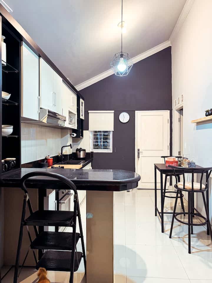Dapur Bisa Jadi Tempat Duduk Santai Kami.

Dapur dengan luas memanjang kami manfaatkan sebagai area pantry untuk menyajikan minuman dan cemilan,untuk duduk santai minum kopi,juga untuk tempat memasak sehari hari.Pintu keluar dan jendela sebagai aliran sirkulasi udara juga cahaya matahari yang masuk saat pagi hingga sore.

Dekorasi di dapur hanya perangkat makan minum,alat memasak yang dipakai.Sehingga semua nya fungsional dan ditata dengan rapi.

#kitchenroomdecor
#kitchenideas
#kitcheninspiration
#kitcheninterior
#vintage
