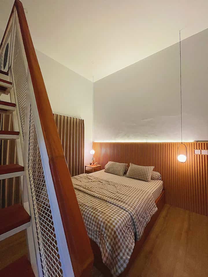Untuk menciptakan kenyamanan kamar tidur utk beristirahat tentunya dgn memilih kasur yg tepat sesuai kondisi badan. Kita memilih memakai kasur latex. Selain itu, menggunakan sprei dan bedcover yg lembut.
Utk menciptakan suasana yg hangat dimalam hari, menggunakan lampu gantung dikiri dan kanan bed, serta menambahkan candle plus candle warmernya agar wangi dan relax.
Furniture yg dipakai dikamar adalah divan dari jati dan bedside table utk menaruh beberapa perintilan pribadi.
Memakai dipan sbg alas kasur agar lebih sehat krn tidak langsung bersentuhan dgn lantai, dipan ini juga memiliki laci-laci yg bisa digunakan sbg tambahan storage.
Utk dipan dibeli secara online dipengrajin jati jepara sedangkan lampu gantung, bedside table serta pernak pernik dimeja beli di market place.
#BedroomStyling #BedroomDecor #BedroomMakeOver #BedroomAtNight #BedroomWithView #MainBedroom #BedroomDecorLowBudget