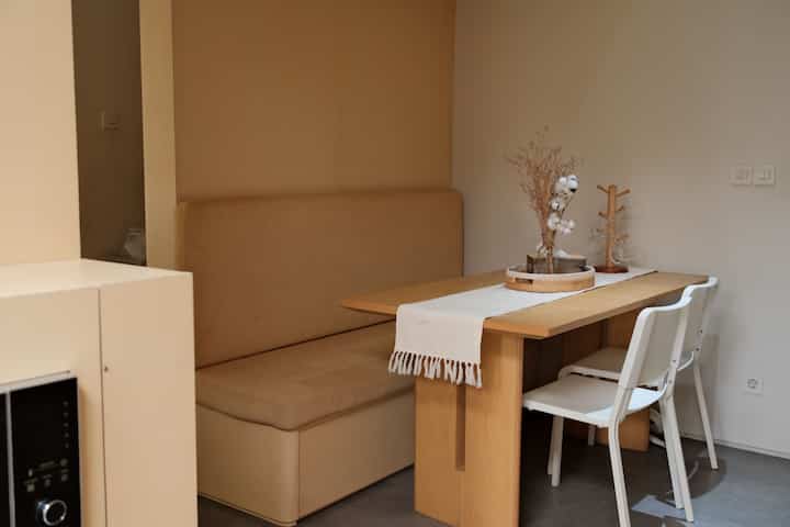 We made this dining area with benches, the purpose?
Yes, so it's like the atmosphere in a cafe..
And of course the lower bench is made into storage, so it's multifunctional...

The atmosphere we want to create is actually simple, so that you remain relaxed but focused while eating...
Not too many details there

#DiningRoomDecor #DiningRoomIdeas #DiningRoomInspiration #JapandiHouse #JapandiDesign #BSD #RumahCluster