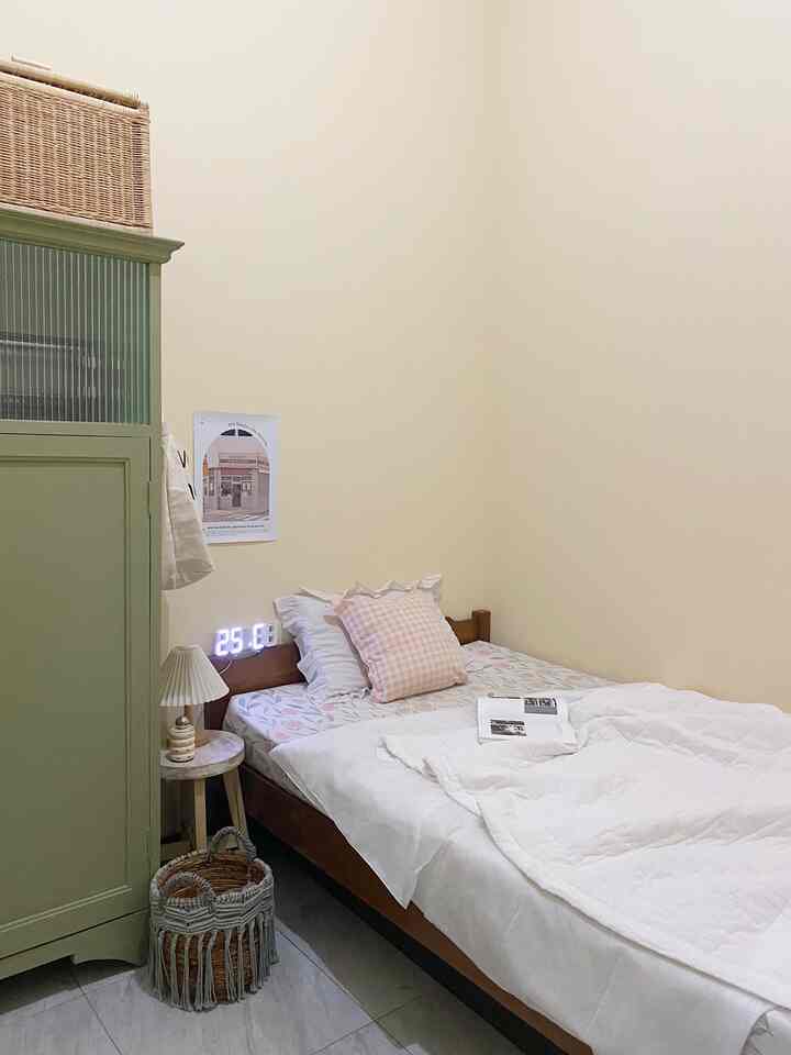 Menurutku kamar yang nyaman itu, kamar yang sedikit barang tapi tetap terlihat cantik dan enak dipandang. Btw ini guest room dirumahku..

#BedroomStyling
#BedroomDecor
#BedroomMakeOver
#homedecorlowbudget
#inspirasikamarkorea