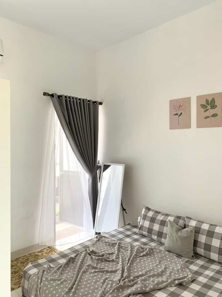 Ini kamar utama kami yang terhubung dengan balkon. Tidak ada tema khusus, simpel saja dengan furnitur yang memang diperlukan. Kamar kami tidak luas hanya berukuran 3x3 meter. Supaya kamar ini tidak terkesan terlalu sempit kami siasati dengan lemari broken white, sprei warna terang, dan juga penambahan cermin lantai. Kami tidak memakai dipan alias tidur lesehan karena balita masih bersama kami.  

#BedroomStyling #BedroomDecor #BedroomMakeOver #minimalist #livewithkids #rumahminimalis #kamarminimalis