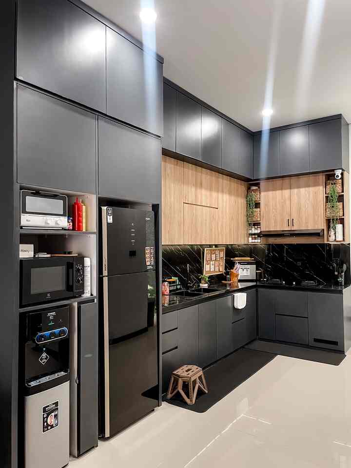 Dapur @diemdibumi harus terus terlihat rapi karena area ini terlihat dari pintu masuk dan juga living room. Sehingga memiliki banyak lemari dan laci membuat dapur gampang dibereskan dan selalu terlihat rapi #KitchenRoomDecor #KitchenIdeas #KitchenInspiration #dapur #inspirasidapur #blackkitchen #dapurhitam