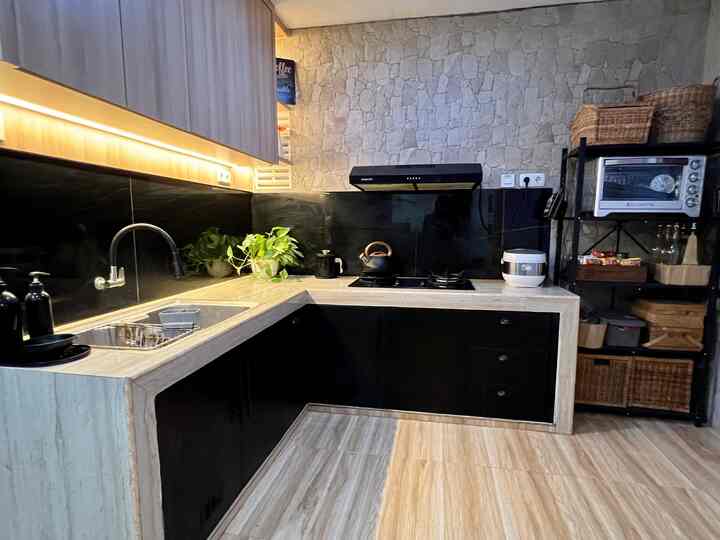 Welcome 2024 …
Suasana baru dirumah kami dimula dari dapur yang kembali “berdandan” 
Oya awalnya kitchen dan dining menyatu (slide terakhir), namun seiring pergantian kulkas .. ternyata spacenya jd gak muat lg .. so dipindahlah si ruang makan keruangan disebelanya.
Untuk pemilihan meja makan sengaja berbahan besi dan banyak prabot dapur yang sengaja di pilih warna hitam agar lebih berkesan maskulin dan juga ga cepat kotor tentunya ☺️.
Oya ada sedikit perubahan didapur kami . Dengan penambahan cabinet atas dan perubahan pintu kabinet bawah yg awalnya bahan perofated menjadi bahan PVC lapis HPL , membuat look nya jd clean .. agar kesan industrial minimalisnya gak hilang ada tambahan keramik dinding motif batu alam dan tetap mempertahankan rak besi dengan storage rotan rotannya .
So .. how do it looks ??

#kitchenroomdecor #diningroomdecor #kitchenideas #diningroomideas #kitcheninspiration #diningroominspiration
#dapur #dapurindustrialminimalis #ruangmakan