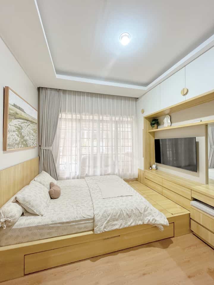 Kamar ini FULL CUSTOM FURNITURE ala japandi.. dengan tema wood and white, membuat suasana semakin hangat.. 😊✨

#BedroomStyling #BedroomDecor #BedroomMakeOver