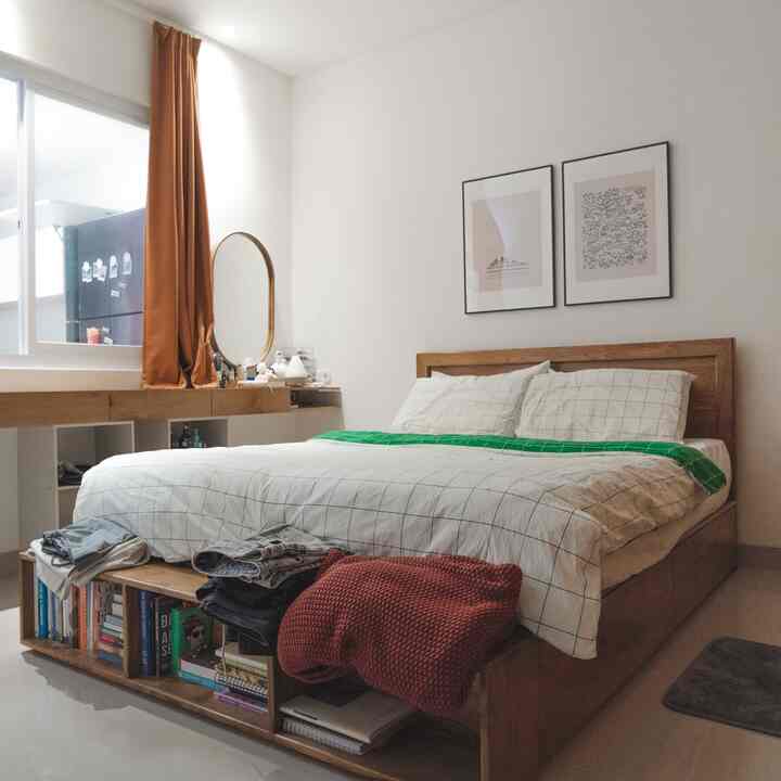 Ruangan ini letaknya di paling belakang area rumah kami bersebelahan dengan dapur. Kami memutuskan untuk menjadikan ruangan ini sebagai kamar utama. Dipan tempat tidur, lemari pakaian, dan meja gantung kami order custom dari Jepara.

Karena ga ada ventilasi, jadi kami pasang jendela cukup besar supaya ada bukaan untuk udara dan cahaya masuk. Bagian lainnya seperti lantai dan tembok tidak ada yang kami rubah, sudah bawaan dari awalnya rumah ini dibangun.

Kami pakai nuansa warna putih dan cokelat supaya nyaman dan enak dilihat. Kami pasang 2 spotlight di atas meja gantung untuk menambah cahaya saat diperlukan.

#BedroomStyling #BedroomDecor #BedroomMakeover #japandi #midcentury #rumahdeveloper #decorcustom