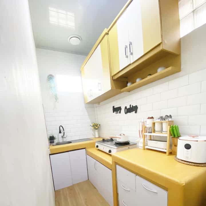 Dapur 

Dapur yg hanya berukuran 2x1.5m ini menjadi tantangan tersendiri bagi aku pribadi untuk bagaiamana menatanya supaya dapur ini nyaman bagi kami. 

Tidak banyak furniture maupun dekorasi yg aku gunakan di dapur ini. Hanya saja penambahan lemari kabinet atas maupun bawah benar2 sangat di butuhkan untuk dapur mini ini agar tetap terkesan rapih. 

#kitchenroomdecor #kitchenideas #kitcheninspiration #rumahsederhana #rumahmungil #rumahbekasi #bekasi 