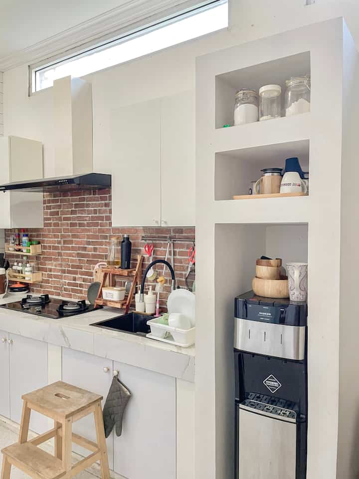Kabinet Beton

Membuat rak untuk penyimpanan dari batu bata ternyata oke juga loh. Selama saya menggunakan ini justru lebih awet dan kokoh. Inspirasinya dari villa-villa di Bali terutama villa dengan design bohemian style.

#kitchenroomdecor #kitchenideas #kitcheninspiration #brickwall #minimalist #koreankitchen 