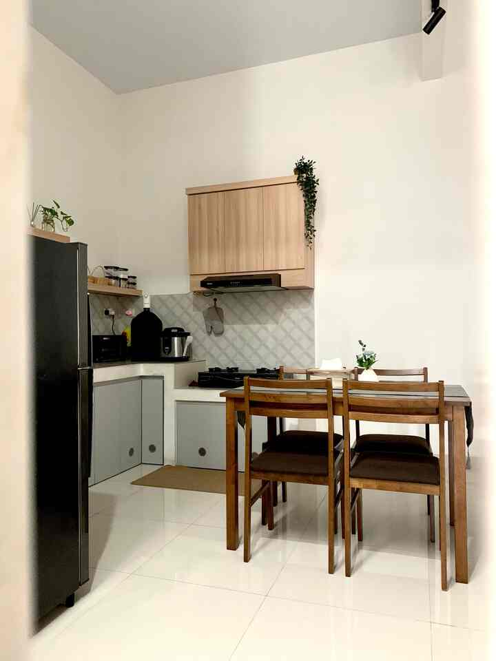 Dining room terletak di antara dapur dan ruang TV. Meja makan set berwarna coklat kayu berukuran standar dan pas untuk kami berempat (aku, suami, dan 2 kids kami. Agar selaras dengan dapur, aku tambahkan taplak meja berwarna abu-abu. Di atasnya ada lampu sorot untuk lighting di malam hari agar meja makan lebih terang.

#DiningRoomDecor #DiningRoomIdeas #DiningRoomInspiration #minimalist #HomeDecor #HomeDecorIdeas #livewithkids