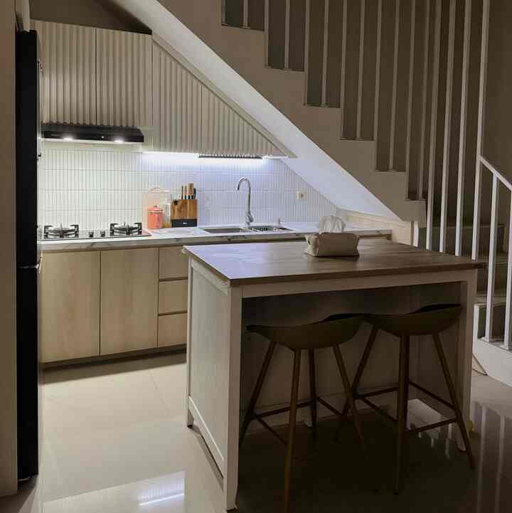 Dapur dan ruang makan bernuansa malam

#KitchenRoomDecor #KitchenIdeas #KitchenInspiration #DiningRoomDecor #DiningRoomIdeas #DiningRoomInspiration #minimalist #jabar #rumangmungil #decorlowbudget #livewithkids