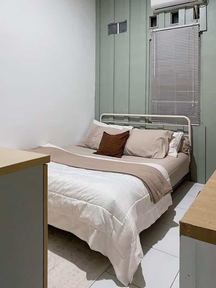 Dari ruangan lain dirumah ini, kamarku memiliki suasana yang sedikit berbeda krn pemilihan warna cat hijau sage yg membuat kesan lebih lembut. Dengan furniture yang masih sama yaitu berbahan kayu. 

Sebagian besar furniture dirumahku adalah barang barang bekas, termasuk semua lemari dan kasur di kamar ini. Karna tentunya lebih murah tapi tetap berkualitas baik.

Semua furniture bekas ini aku dapat dari toko barang bekas, atau tetangga yang kebetulan sedang menjual barang bekas pemakaian mereka. 

Dekorasi rumah yang menarik tidak harus yang mahal kok, tergantung bagaimana kita menatanya.

Semoga menginspirasi🫶🏻

#bedroomstyling
#bedroomdecor
#bedroommakeover

