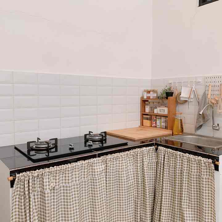 Hola tetangga Ohouse!
Jangan bosen ya mampir di dapur asrarumah ✌🏻
Dapur tanpa (belum) kitchen set ini aku usahakan untuk tetap tertata rapi agar memasak tetap nyaman. Selain untuk kegiatan masak sehari-hari, aku sering “ngonten” disini karena pencahayaan disini lebih bagus dari ruangan lain. 
Beberapa tips agar dapur tetap nyaman meksipun belum ada kitchen set :
• bersihkan setiap selesai masak
• jangan ada barang berserakan dan jangan terlalu banyak barang agar ga mumet ya sis mau disimpen dimana karena emang belum ada storage penyimpanan
• pilih warna furniture yang senada, ga perlu mahal ya sesuaikan dengan budget, bisa cicil juga ga perlu langsung ganti sekaligus 👌
• langsung cuci piring/gelas kotor, jangan dibiarkan “ah ntar aja sekalian”. 

#KitchenRoomDecor
#DiningRoomDecor
#KitchenIdeas
#DiningRoomIdeas
#KitchenInspiration
#DiningRoomInspiration
#asrarumah