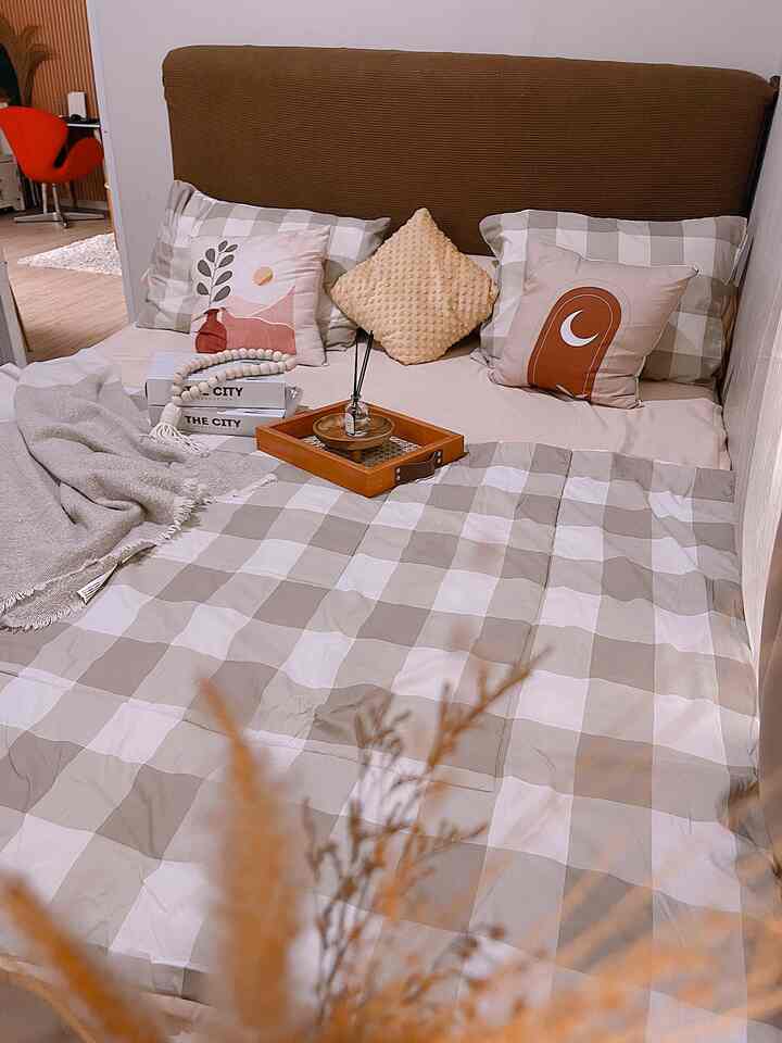 hallo teman teman,,,
untuk suasana di kamar yang hanya memiliki luas 3x3M ini, kami sangat sangat memilah barang barang yg bener bener diperlukan saja.
sehingga walaupun sempit tp masih terasa nyaman dan rapih🤎 

#BedroomStyling #BedroomDecor #BedroomMakeOver #Bedroomminimalis #Bandung #Decorlowbudget 