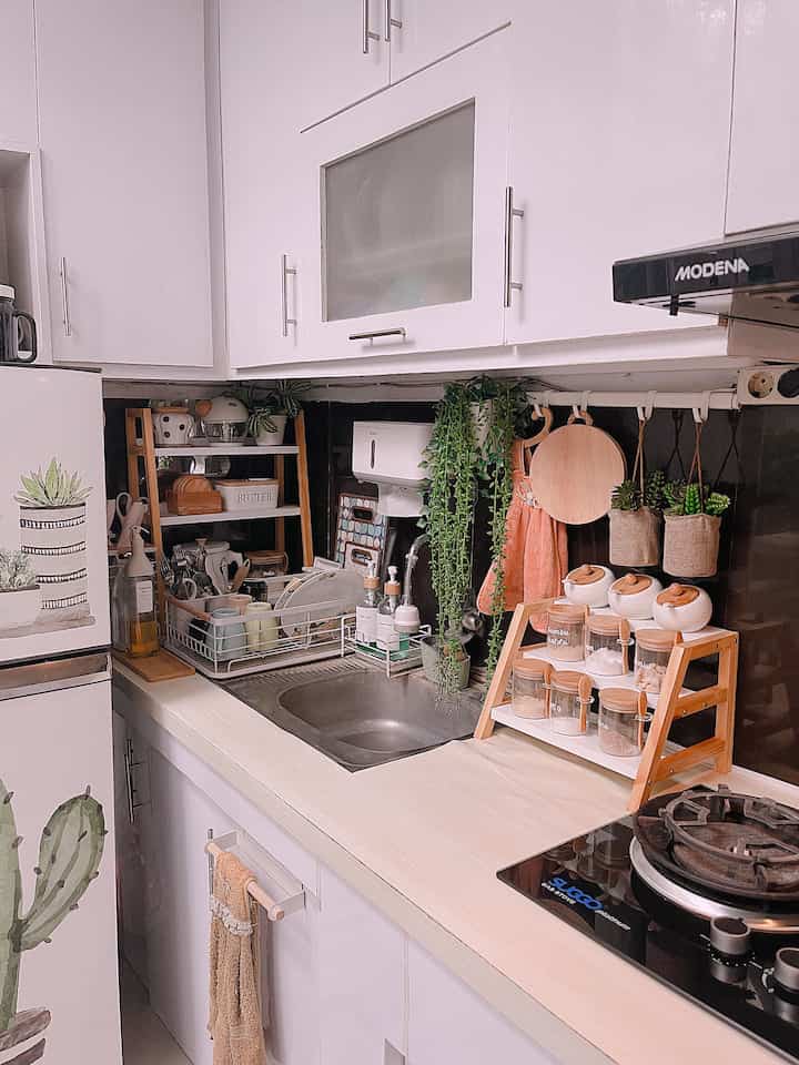 haii ketemu lagi sama dapur senggolku🥰

mengingat dapurku yg sempit, pemilihan barang barang di dapur ini pun harus yang benar benar fungsional.

selain memilih barang fungsional tentunya tata penyimpanan yang harus diperhatikan, supaya dapur terlihat rapih dan nyaman🥰

#KitchenRoomDecor #DinningRoomDecor #KitchenIdeas #DinningRoomIdeas #KitchenInspiration #DinningRoomInspiration #KitchenMinimalist #Bandung #DapurMinimalis 

