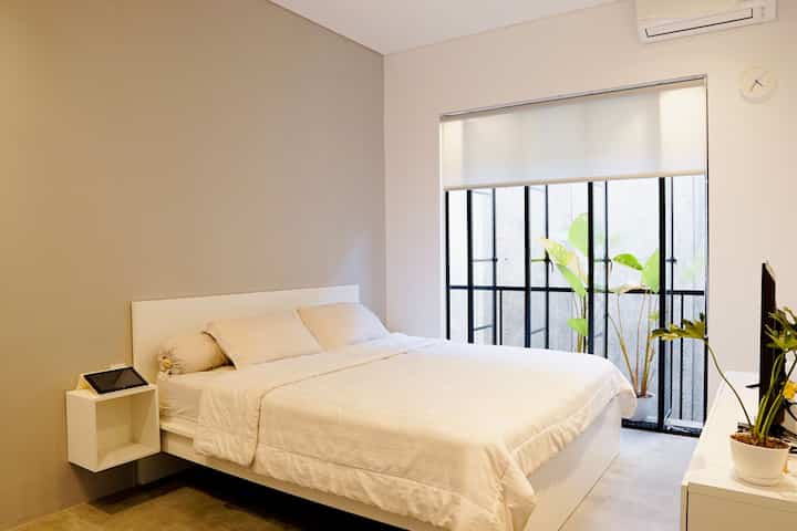 • MASTER BEDROOM•
Ini adalah master bedroom di RFL House. Suasana yang ingin aku ciptakan di kamar ini adalah suasana tenang, relax, dan nyaman, sehingga dalam pemilihan furniture aku banyak menggunakan warna putih & abu. Untuk memberikan efek relaksasi juga aku memberikan beberapa tanaman hijau pada area master bedroom. Aku juga mengkombinasikan antara build-in furniture dengan furniture yang aku beli langsung di IKEA untuk menciptakan master bedroom impianku. Disini aku akan spill beberapa furniture dan item dekorasi yang aku gunakan ya, semoga bermanfaat 😁

#Bedroomstyling #BedroomDecor #BedroomMakeover #masterbedroom #bedroomidea #bedroomdesign #scandinavianbedroom #bedroom #cozybedroom