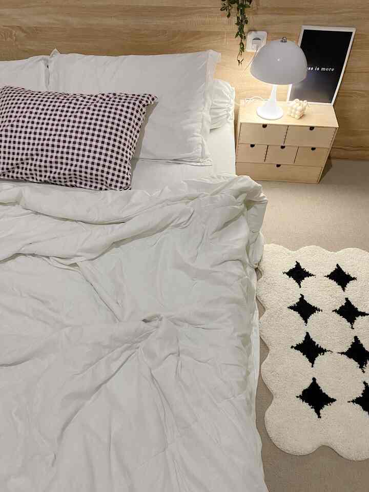 Cara aku membuat bedroom yang nyaman adalah dengan tidak memasukkan banyak barang di dalam sini.. pemilihan kasur, bantal, bahan dan warna sprei serta pencahayaan juga ikut mempengaruhi kualitas tidur.. #bedroomstyling #bedroodecor #bedroommakeover #homeinspo #homestyling #minimalist