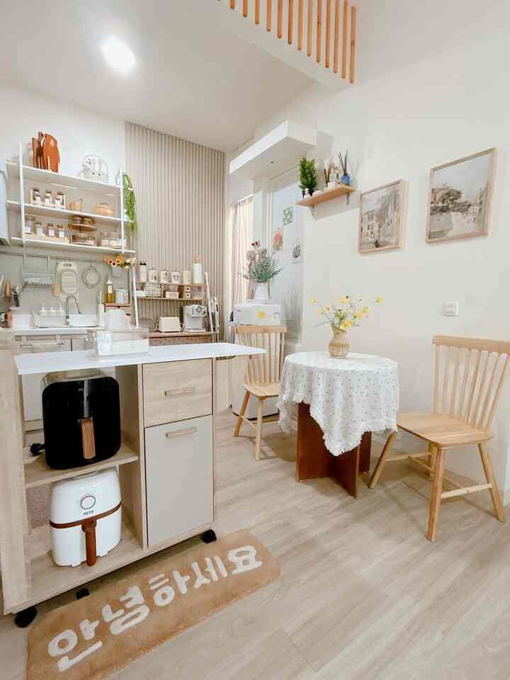dapur yang sekaligus dining jadi satu karena dapurnya space minimals jadi disatukan aja,untuk pemilihan furniture selalu dengan warna senada dan tidak menggunakan warna yang terang agar terlihat luas dan nyaman 
1. #KitchenRoomDecor / #DiningRoomDecor
2. #KitchenIdeas / #DiningRoomIdeas
3. #KitchenInspiration / #DiningRoomInspiration
4. #dapurminimalis
5. #japandistyle
6. #alakorea