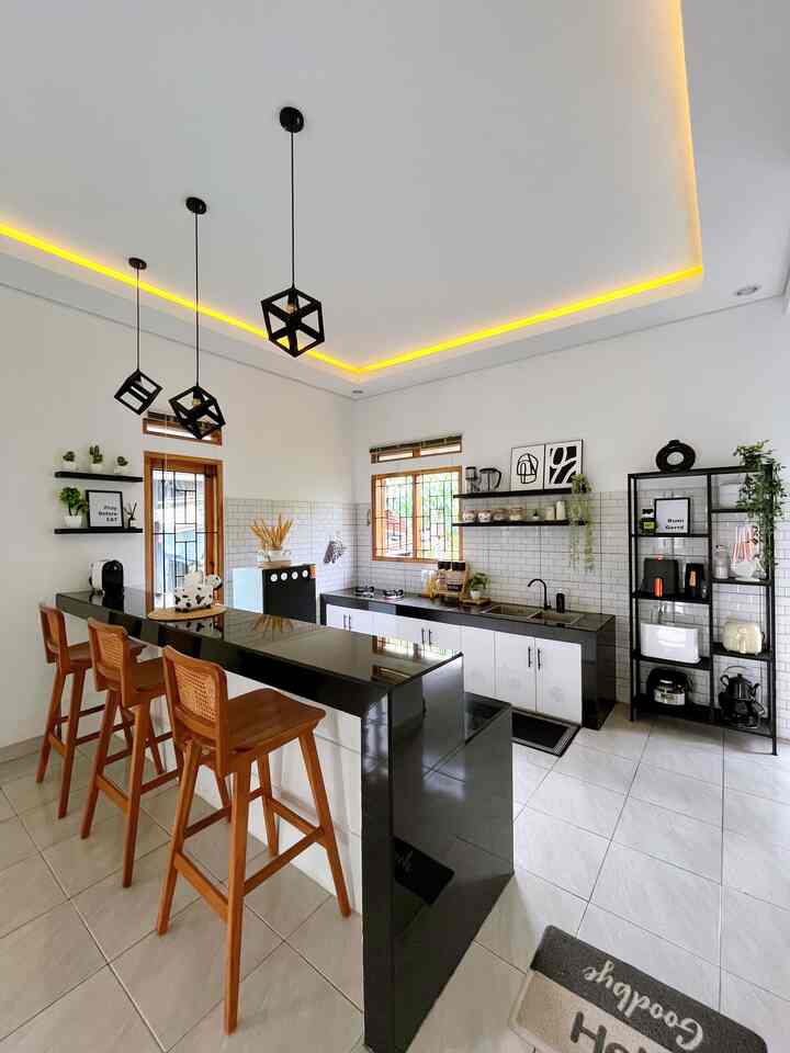 Dinning Room yang menjadi pembatas dapur dan ruangan lain hehe. Aku menjadikan pembatas ruangan ini sebagai area makan agar hemat tempat. Meja bar dengan tinggi 100cm dan lebar 280cm aku tambahkan kursi bar jati agar kokoh, awet, dan dudukpun nyaman.

Dapur gundul yang aku tambahkan ambalan dan rak terbuka untuk menyimpan segala keperluan dapur. Tips dari aku gunakan furniture dan dekorasi yang senada dengan tema ruangan agar terlihat lebih rapih dan cantik. 

#bumigerrd #DiningRoomDecor #KithcenRoomDecor #DiningRoomIdeas #KithcenIdeas #DinningRoomInspiration #KitchenInspiration