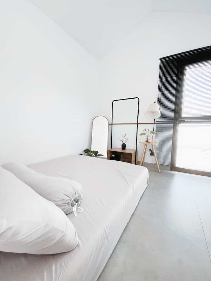 Bedroom Rumah Kalla, di kamar ini aku kasih aksen japandi. jadi semua barangnya aku ksih yang bernuansa kayu. Di kamar ini saya tidak banyak menyimpan barang-barang yang besar mengingat ukuran kamar ini tidak cukup luas.

#bedroomstyling #bedroomdecor #bedroommakeover #bedroomsimple #japandihouse 