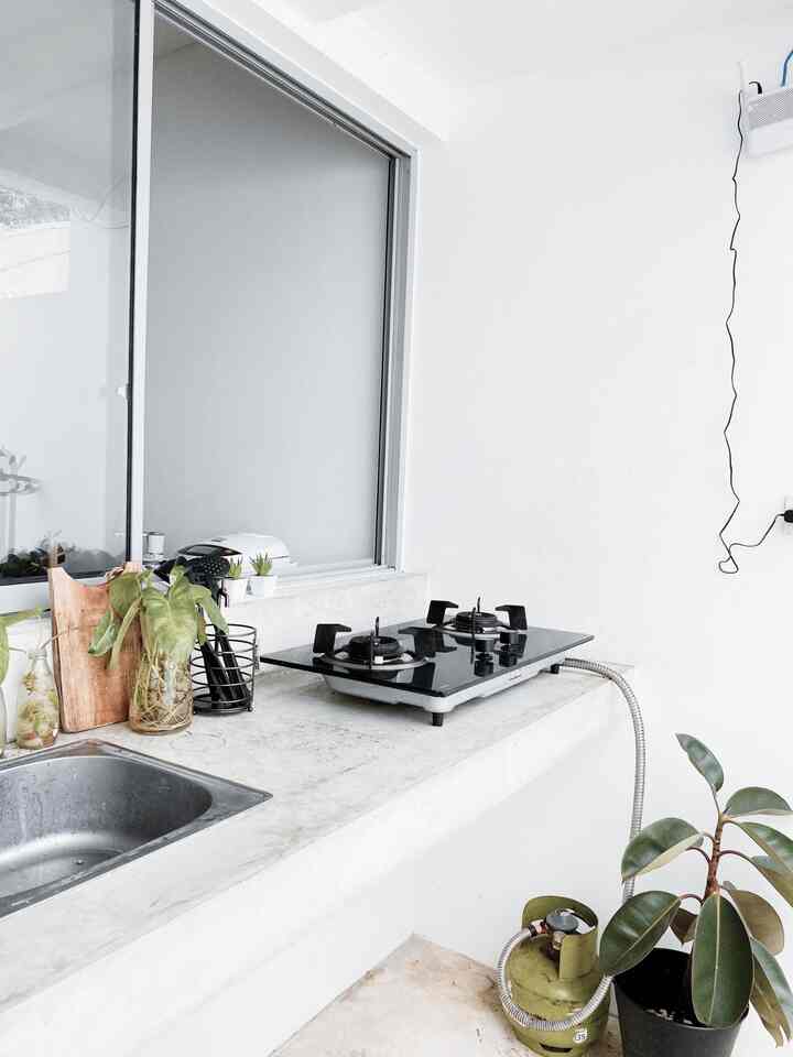 Mini Kitchen
Di dapur ini saya kreasikan berbagai macam resep favorite keluarga, walaupun tempatnya tidak cukup luas namun dapur ini nyaman untuk 
 #kitcheninspiration #kitchenroomdecor #diningroomideas #kitchenideas #kitchenroomideas 