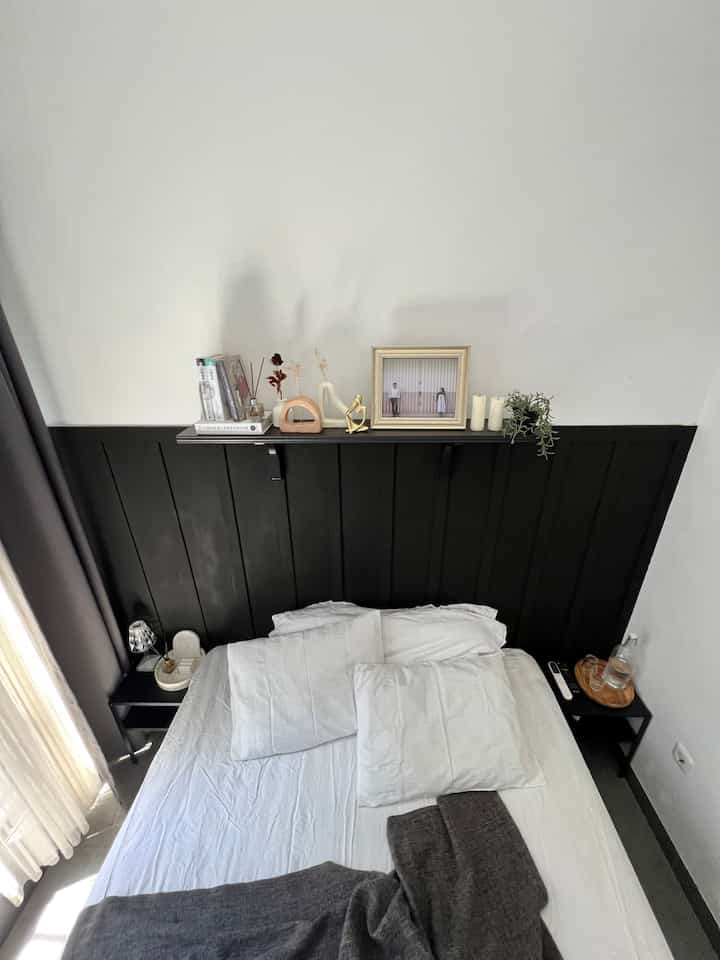 Kami menciptakan suasa kamar tidur seperti dihotel, karena hobi kami adalah staycation. Jadi kami ingin membawa vibes tersebut kedalam rumah. Maka dari itu furniture yang kami gunakan ditempat tidur sangat minim sekali. Hanya terdiri dari tempat tidur dan meja samping tempat tidur. Tidak ada lemari baju dikamar tidur, karena kami memisahkan antara kamar tidur dan wadrobe. Furniture untuk tempat tidur kami dapatkan dari e-commers. Karena keterbatasan waktu, jadi kami memilih membeli furniture secara online.

#BedroomStyling #BedroomDecor #BedroomMakeOver #BedroomMinimalist #Kamartidurutama #MasterBedroom #designinterior #desainKamarTidur #Bandung #CompactHouse