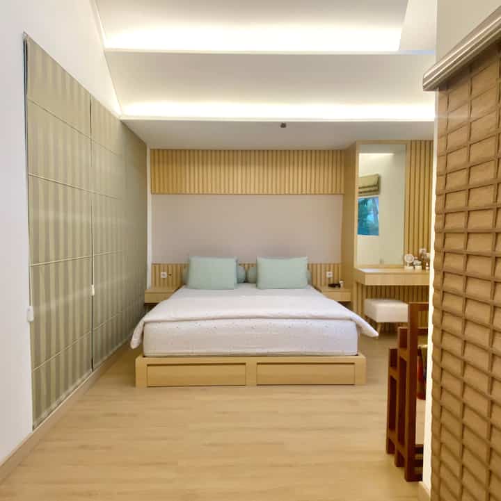 Kamar utama homeatforty memiliki ceiling yang tinggi dan ukuran yang cukup luas, namun saya tidak isi dengan terlalu banyak dekorasi agar kamar tetap terkesan minimalis.

Untuk mendapatkan kesan yang warm, lantai kamar menggunakan SPC yang tahan air dan tahan rayap. Di kamar utama ini juga tidak menggunakan gorden, hanya menggunakan blinds dan roman shades yang gampang dibersihkan.

#bedroomstyling #bedroomdecor #bedroommakeover #mainbedroom