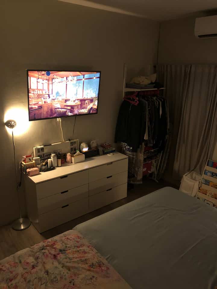 Selamat malam dari kamar khisaku (lagi)🤪
Sungguh indahnya kamar ini saat baru diberesin, begitu paksu dan anak2 udah masuk mah bubaaarr🤣🤣

#BedroomStyling
#BedroomDecor
#BedroomMakeOver
#Inspirasikamartidur
#kamarutama
#dekorasikamartidur
#inspirasikamarutama