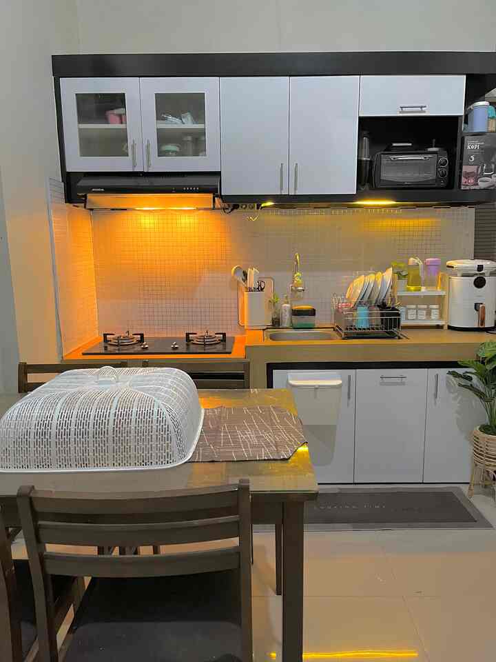 Dapur minimalistku, Dapur dan kursi makan menjadi satu karena selain tempatnya minim biar lebih gampang saat masak langsung dibawa ke meja makan. Aku kasih partisi untuk membatasi dapur dan ruang tv karena walaupun berdekatan tapi ada jeda dan tetep terlihat nyaman dan estetik.😍

#KitchenRoomDecor #DiningRoomDecor #KitchenIdeas #DiningRoomIdeas #KitchenInspiration #DiningRoomInspiration