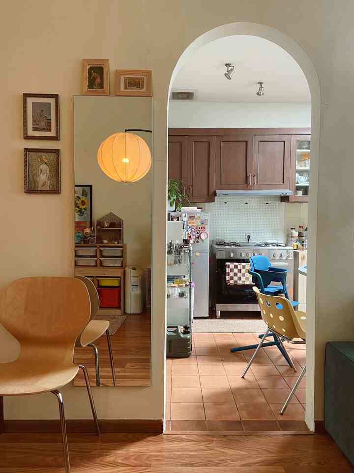 Warna dapur kita. Kami memiliki dapur terbuka yang terhubung dengan ruang makan dan ruang tamu kami. Kami sangat menyukai tata letak ini karena memberi kami keserbagunaan, dan kami selalu dapat berinteraksi satu sama lain saat mengerjakan tugas 💛

#dekorasi ruang dapur
#ide dapur
#inspirasi dapur
#diningroominspo
#dekorasi rumah
#72m2