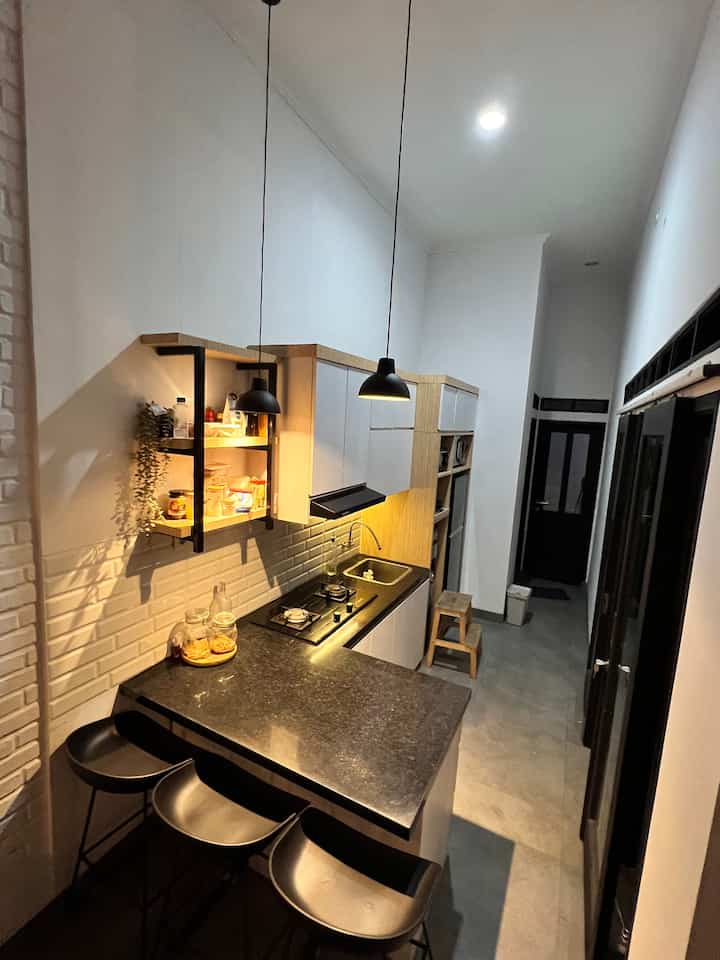 Kitchen-dining kami berada di tengah-tengah rumah. Hal ini bertujuan untuk menyatukan kami sipemilik rumah dengan tamu. Karena kegiatan utama jika ada tamu datang yang pasti adalah makan atau sekedar cemal-cemil. Kami ingin memberikan kesan bahwa kami menyambut tamu dan membebaskan mereka. Furniture yang kami gunakan furniture untuk dapur pada umumnya yakni kompor tanam, seperangkat alat elektronik penunjang kegiatan memasak, dan perintilan-perintilan untuk bumbu serta dipermanis dengan lampu gantung. Tempat duduk yang kami gunakan adalah tempat duduk bar, karena kami mempunyai kitchen islands yang merangkap sebagai meja makan. Ini adalah salah satu tips dari kami, jika mempunyai dapur minimalist, dapat menggunakan kitchen islands sebagai tempat untuk mempersiapkan makan yg akan dimasak, dan setelahnya dapat dibuat tempat untuk menyajikan hidangan. 

#KitchenRoomDecor #DiningRoomDecor #KitchenIdeas #DiningRoomIdeas #KitchenInspirations #DiningRoomInspiration #CompactHouse #minimalist #DesainDapurMinimalis #DapurIndustrial #DekorasiDapur