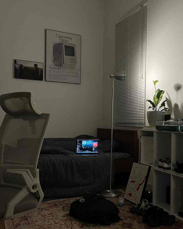 Tempat tidur dengan kasur bed cover yg puffy ditambah dengan lighting kecil adalah suasana yg dibutuhkan untuk sebuah kamar tidur👀🌃
#BedroomStyling #BedroomDecor #BedroomMakeover #tinylighting #aestheticroom #aestheticbedroom
