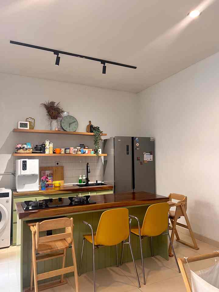 Dapur sage kesayangan✨

Karena kita berdua paling suka hosting dan ngobrol, jadi kita desain dapur ini sesuai dengan karakter kita berdua. Ini island, bisa menjadi meja untuk preparation, tempat masak karena ada kompornya sekaligus dining table kita. 

Semua aktifitas dari persiapan makan sampai makannya kita lakuin di island ini, makanya kita gak pernah nyesel bikin island dengan kompor di sini, karena berasa banget sekarang ini jadi salah satu icon di rumah kita✨ kalo ada tamu, mereka lebih nyaman ngobrol di sini, karena bisa sambil nyemil hehe

#KitchenRoomDecor #DiningRoomDecor #KitchenIdeas  #DiningRoomIdeas #KitchenInspiration #midcednturymodernhome #90sqm
