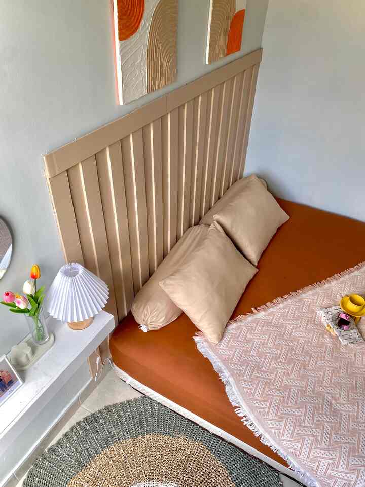 Kamar tidur utama asrama kami ✨
Karna tidak luas jadi kita pakai furniture yang minimalis seperti ambalan laci untuk meja rias ✨
Wallbatten dan dekorasi art menambah kesan cozy kamar kami 😬

#BedroomStyling
#BedroomDecor
#BedroomMakeOver
#rumahrantau
#asramabrimob 
#pontianak ￼