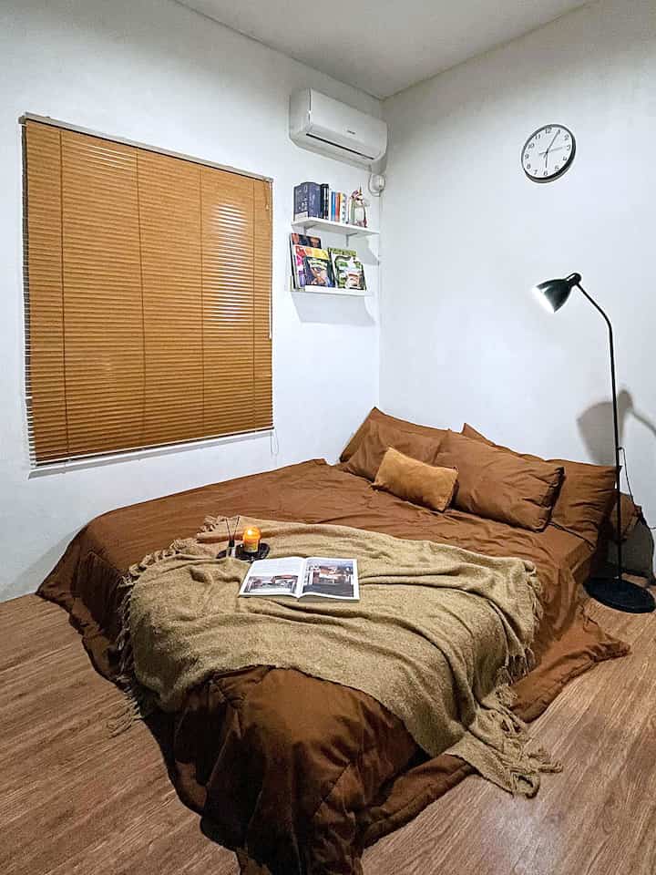➖ Bedroom Inspo

Kamar tidur utama di rumah ini ukuran 3x3,
Masih team lesehan belum pakai divan karena punya anak yang masih aktif loncat-loncat & lari-lari 😅

Karena areanya pun tidak luas, jadi kamar ini hanya mengutamakan kenyamanan, sehingga tidak banyak furniture. 

Dekorasinya pun masih bertema #warmandbold agar kamar terasa lebih nyaman dan #cozy untuk kami beristirahat. Biasanya kami mencari dekorasi atau furniture untuk kamar tidur ini di e-commerce ataupun di offline store seperti #ikea atau #informa.

#bedroomstyling #bedroomdecor #bedroommakeover #kamartidur #inspirasikamartidur #kamartidurminimalis #bedroom #bedroominspirations #bedroominspo