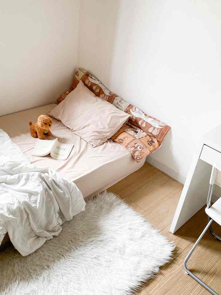 Kamar tidur anak ini simple dan nyaman..
aku suka sprei dengan warna polos agar kamar terlihat lebih luas.

Biasanya aku mix dengan warna bedcover yang berbeda, dan di dekor dengan boneka atau karpet bulu agar nuansanya lebih warm.

#BedroomStyling
#BedroomDecor
#BedroomMakeOver
#rumahdibandung #greynaehaus #rumahminimalis