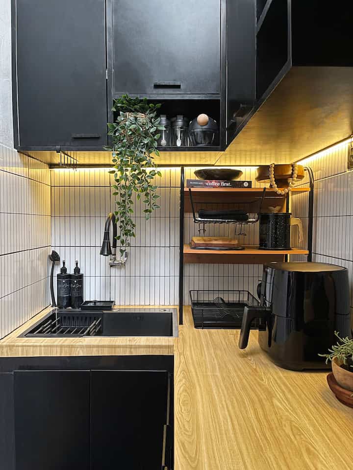 ➖ Kitchen Decor

Hai ketemu lagi sama dapur gang senggol 😁
Kali ini aku mau bahas tentang dekorasi dan penataan di area memasak aja ya..

Dekorasi yang aku gunakan masih sederhana, yang di display masih semua barang sesuai kebutuhan seperti airfryer, spatula, talenan, lap microfiber dan oil pot.
Karena semua piring, bumbu, dan alat masak sudah masuk ke dalam kamarnya masing-masing alias kabinet 😁

Semoga menginspirasi 🥰

#KitchenRoomDecor #kitchenideas #kitcheninspiration #kitcheninspo #kitchen #smallkitchen #smallkitchendecorations #dapur #inspirasidapur #dapurminimalis #dapurmungil #dekorasidapur #homedecor #bandung #zarraawwrr #lollahouse