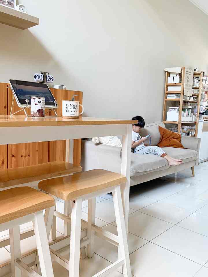 Dining room diGreynaehaus menjadi satu dengan ruang keluarga karena konsep rumahku open space.

Untuk style meja makan bertema wooden n minimalis, agar terkesan warm dan menyatu dengan furniture dibagian belakang meja makan (lemari kayu sebagai storage penyimpanan).

#DiningRoomDecor
#DiningRoomIdeas
#DiningRoomInspiration
#greynaehaus
#rumahopenspace #openspace #minimalishouse