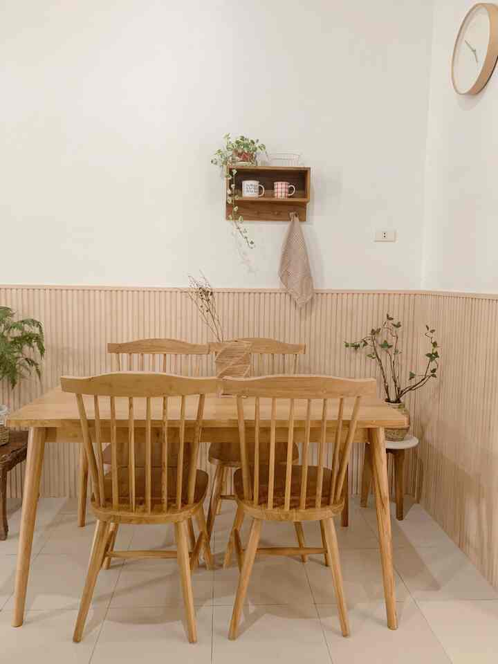 Dinning room kali ini berbeda dari biasanya karena letaknya berjauhan dari dapur alasan nya karena ingin mengubah suasana agar tidak bosan... penggunaan wallpanel pada dinning room kali ini memberikan kesan warm dengan meja makan jati dengan warna kayu..aku pilih kursi dengan motif garis2 agar terkesan luas dan senada dengan motif wallpanel. 
Nah bagaimana dekorasi dinning room kali ini lebih terlihat berbeda kan??
Semoga menginspirasi 🤎🤎

#Dinningroomdecor
#dinningroomideas
#dinningroominspiration
