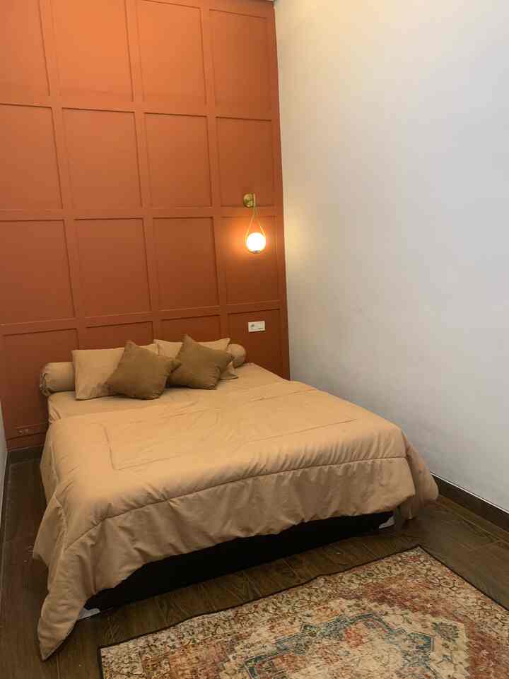 Suasana yang ingin diciptakan di kamar ini tentunya nyaman dan warm. Pemilihan earth tone color menjadi acuan saat pemilihan material dan furniture di kamar ini. Dipadukan dengan wall panel pada bed head serta dekorasi lampu dinding sebagai pemanis.
#bedroomstyling
#bedroomdecor
#bedroomMakeOver
#nasrliving
#simplebedroom