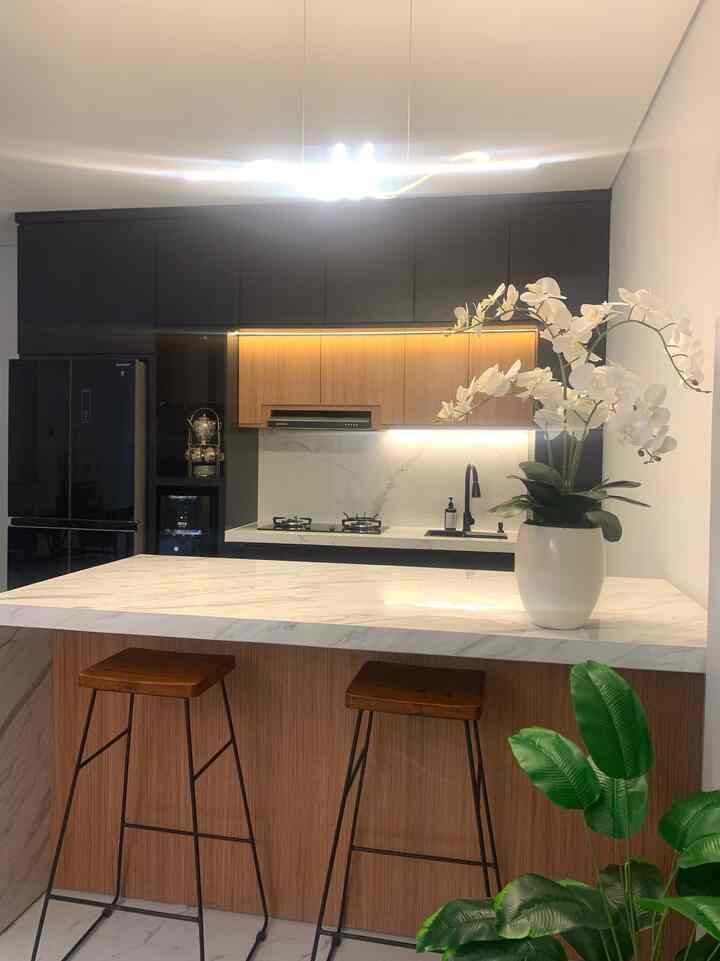 Kitchen tentunya menjadi area yang penting untuk rumah, didesain open space menyatu dengan ruang makan dan ruang keluarga agar terlihat luas, desain kitchen sendiri menjadi point di area tsb karena pemilihan material warnanyanya yg dark serta dipadukan dengan lighting yang menjadi pemanis dan menjadikan lebih elegan.
#kitchen
#kitchenRoomDecor
#kitchenIdeas
#kitchenInspiration
#nasrliving