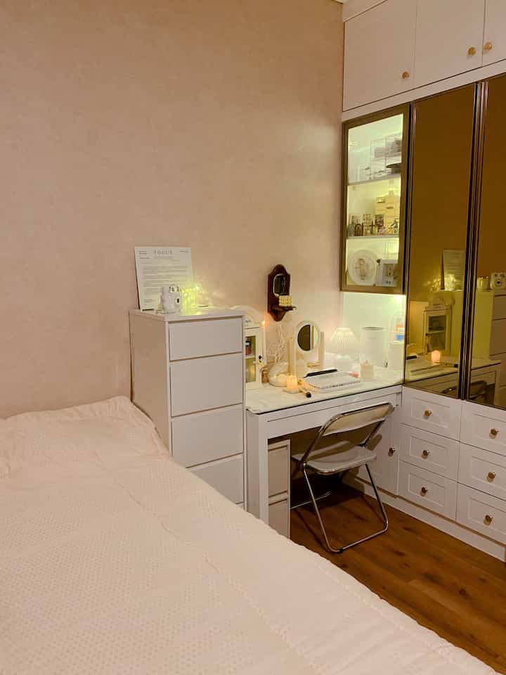 Untuk kamar tidur aku suka suasana yg warm dan membuat nyenyak untuk tidur karna itu aku menggunakan pencahayaan yg sedikit remang agar nyaman, dengan dekorasi classic yg membuat ttp aesthetic #bedroomstyling #bedroomdecor #bedroommakeover #kamartidurutama #kamartidur #bedroom 