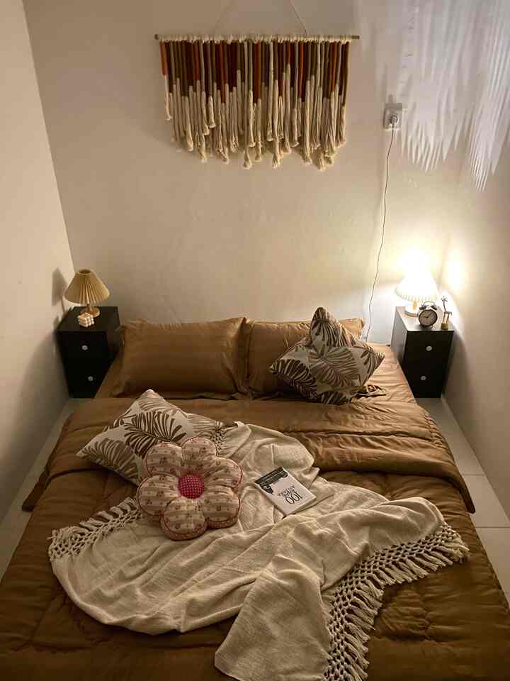 Bedroom ini merupakan master bedroom yang berada dilantai 2. Karena space yang minim maka kasur ditempatkan dilantai agar ruangan kamar ini tetap terasa nyaman. 
Pada meja nakas kanan kiri ditambahkan lampu tidur dan hiasan kecil yang disesuikan dengan ukuran meja. 

#bedroomstyling
#bedroomdcor
#bedroommakeover
#minimalisbedroom
#masterbedroom
#nightvibebedroom
