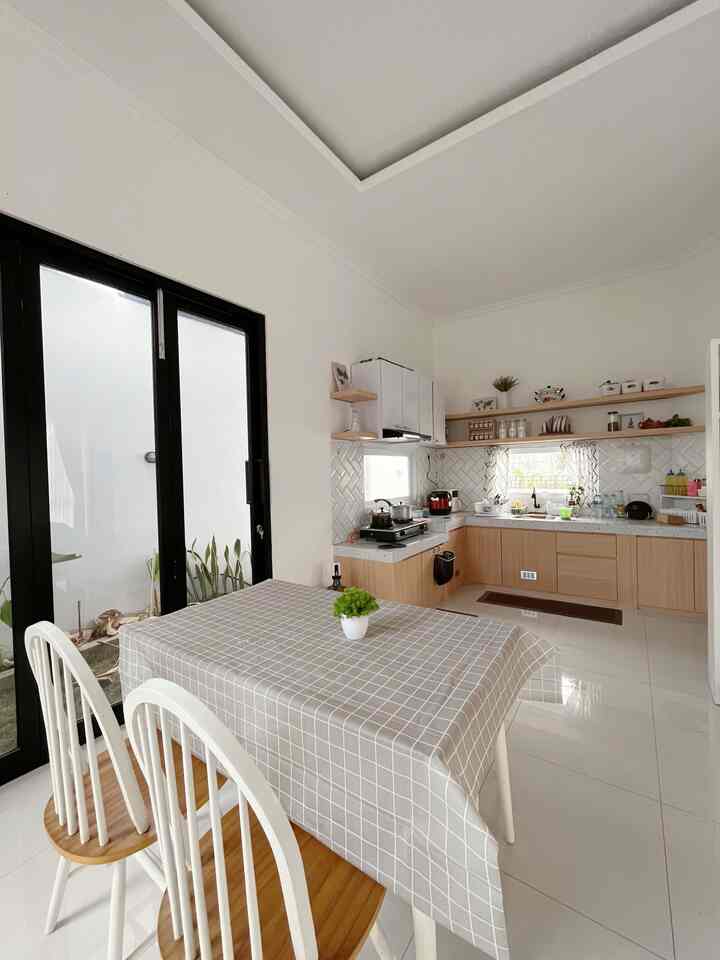 Dapur ala japandi emang aman banget yaa buat diterapin dirumah
Ruangan ini terasa homey gitu karena warna warna kayu ini..
Walau pakai lantai granit biasa tetep cocok🥹
Seneng banget waktu awal pilih furniture pakai yang kekayuan gini.
Ruangan jadi terasa lebih hangat
Untuk Meja Makan ukurannya tidak terlalu besar. Menyesuaikan anggota keluarga ya hehe..
Dan meja makan ini adalah furniture online pertama ku..💕
Untuk dapur pakai open shelving pada rak atas agar ga sumpek..
Sekalian bisa untuk taruh barang2 dekorasi.
Tips penting cari barang dekorasi yang bisa multifungsi yaa bukan sekedar pajangan.
Contohnya kaya tempat tepung dan bumbu serta rak piring yang aku taruh di rak atas dapur.
Sederhana tapi bikin dapur makin cantik
#KitchenRoomDecor #KitchenIdeas #KitchenInspiration #DinningRoomDecor #DinningRoomIdeas #DinningInspiration
