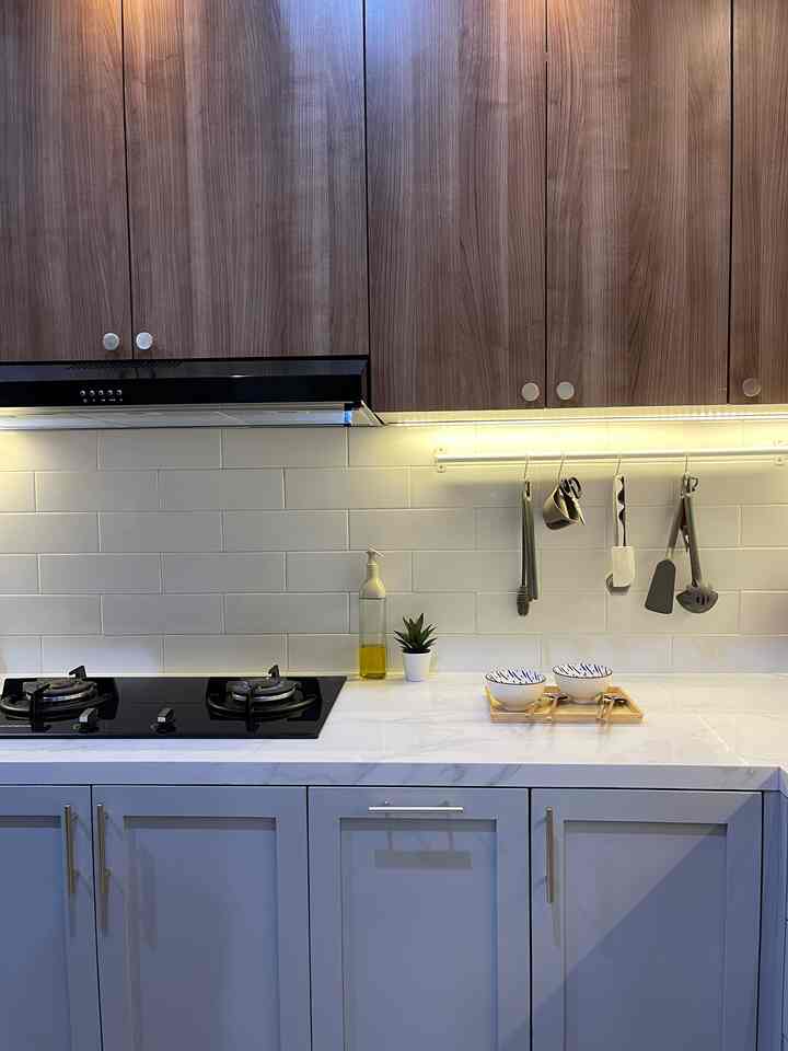 Paling seneng kalau dapur rapi😆 Tapi paling susah juga bersihinnya aplg kalau masak tiap hari. Hihi nah bagiku area kitchen yg bersih tuh bisa bikin mood jadi baik seharian lho.. Makanya tips dari aku biar dapur terlihat rapi & bersih selain hrs rajin dibersihin, aku juga selalu beli perintilan warna senada yg bikin ngga ganggu mata alias indah dipandang hihi..

Selain itu penataan dining areaku sengaja aku pasang lampu gantung di atasnya supaya selain menjadi penerangan pas makan, nambah estetik juga tentunya. 🤎✨

#KitchenRoomDecor
#KitchenIdeas 
#KitchenInspiration 
#Diningroomdecor
#DiningroomIdeas
#DiningroomInspiration 
#KitchenTips
#DiningTable 