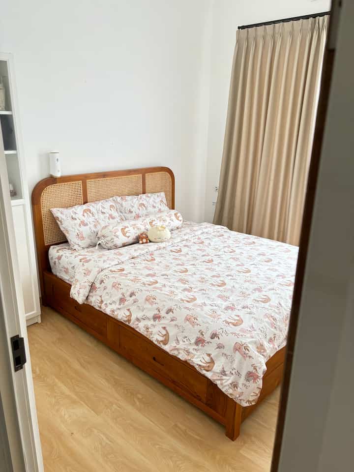  Ambiance yang ingin kami ciptakan di master bedroom kami adalah warm and cozy, karena bedroom adalah tempat beristirahat yang semestinya harus hangat dan nyaman 🤍. Sehingga untuk furniture di dalamya kami menambahkan penggunaan SPC motif kayu sebagai alas, dipan dari kayu jati, penggunaan gorden berwarna earth tone dan vitrase untuk memberikan kesan warm dan natural di kamar kami ✨

#BedroomStyling #BedroomDecor #BedroomMakeOver #BedroomIdeas #JapandiBedroom