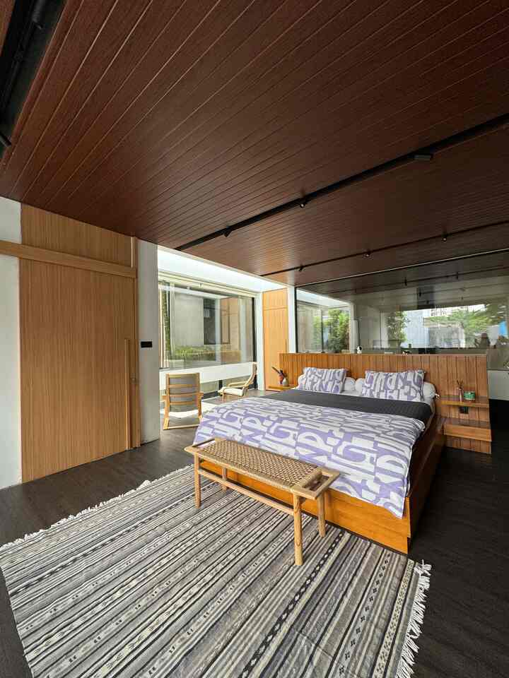 - Master Bedroom -
master bedroom adalah ruangan yg very private buat kami, dengan suasana yg intim kita sering berkumpul disini dengan anak2 sebelum mereka tidur dan kembali ke kamar mereka masing-masing… dengan tetap warna coklat tua dan coklat muda sebagai warna dominan hanya saja kami bermain warna-warna cerah di tekstil yg kami gunakan. 
untuk furniture sebagian kami custom krn ukuran tempat tidur kami yg tidak biasa yaitu 2.4 x 2.2 selebihnya kami membeli di toko kesayangan kami yaitu IKEA dan Kingkoil😊😊

#BedroomStyling
#BedroomDecor
#BedroomMakeOver
#masterbedroom
#jaksel
#bedroom
